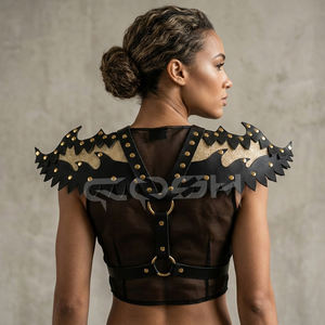 Arnés de hombro negro hecho a mano con alas y tachuelas doradas de piel sintética para disfraz de festival, fabricante personalizado - Product Image 3