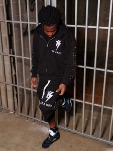 Ensemble de survêtement streetwear deux pièces unisexe en molleton de coton épais rouge avec logo personnalisé, comprenant un sweat à capuche zippé et un short long assorti - Product Image 5