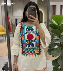 Collection de hauts longs en pur coton Khadi pour les fêtes, avec motif et broderie multi-fils sur le col, fournisseur de Surat pour la mode féminine. - Product Image 2