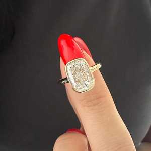 Anillo con Diamante de Laboratorio de 3 Quilates, Corte Alargado Tipo Cojín, Engaste en Bisel, Anillo Solitario con Corte Catedral, Estilo Art Deco, Certificado IGI - Product Image 2