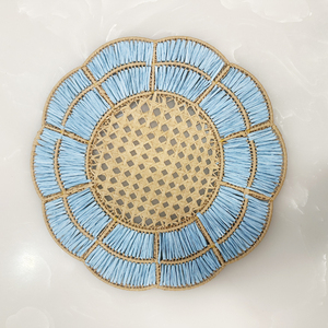 Set de table rond en raphia tressé fait main, motif fleur, coloré, festonné, écologique, pour la décoration de la maison - Product Image 1
