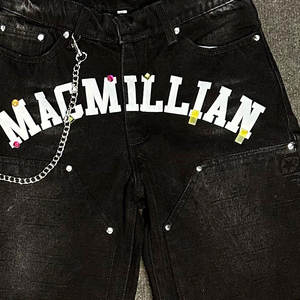 Shorts de mezclilla para hombre con diseño personalizado en relieve, estampados con cadena y piedras, estilo streetwear, con parches y logotipo personalizados. - Product Image 4