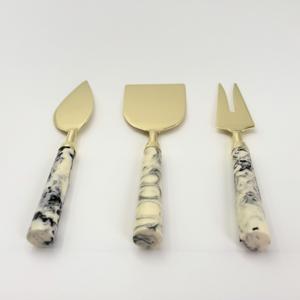 Nouvel ensemble de 3 couteaux à fromage en acier inoxydable faits à la main avec manche en résine design pour servir le fromage au petit-déjeuner - Product Image 2