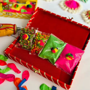 Caja de Regalo Vibrante para la Celebración del Holi con Globos Coloridos de Gulal Herbal y Golosinas Festivas, Set de Regalo Artesanal Indio para el Holi - Product Image 1
