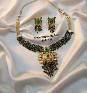 Parure de bijoux ethnique en laiton plaqué argent et zircon pour mariée, fiançailles, mariage, fête, cadeau, comprenant collier ras-du-cou, boucles d'oreilles pendantes et tikka haut de gamme - Product Image 1