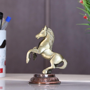 Escultura de Caballo Dorado Hecha a Mano, Elegante Pieza Decorativa para la Oficina y la Sala de Estar - Product Image 1