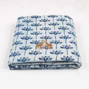 Tissu 100% coton imprimé à la main au bloc, motif floral lotus indigo, artisanal, traditionnel, écologique et respirant - Product Image 6