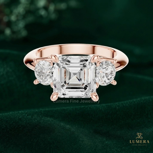 Bague minimaliste Trilogy Lab Grown Diamond, trois pierres, diamant central taille Asscher et diamants latéraux ronds, bijoux pour occasions spéciales - Product Image 2