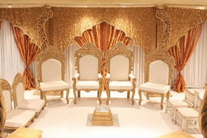 Sillas Mandap de diseño indio para bodas, sillas Mandap Sankheda de madera, conjunto de muebles de boda de oro indio a la venta en EE. UU. - Product Image 2