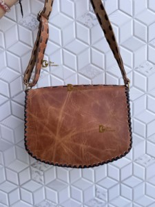 Bolso bandolera de cuero genuino hecho a mano para mujer, bolso de diseñador multiusos con bordado elegante, inspirado en gitano - Product Image 3