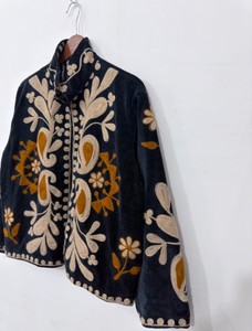 Veste élégante et exclusive en velours noir brodée à la main, style cachemire, avec motifs floraux et cachemire traditionnels. - Product Image 3