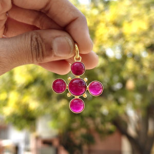 Colgante Clásico de Cruz con Cabujón de Rubí y Jade, Bañado en Oro de 18K, Conector de Latón para Collar, Suministro para Fabricación de Joyería Espiritual Católica - Product Image 5