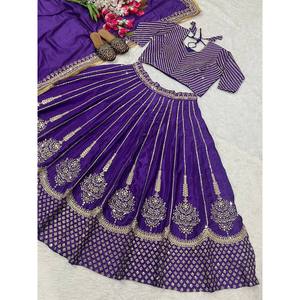 Robes de mariée brodées Lehenga Choli avec travail de séquence - Product Image 5