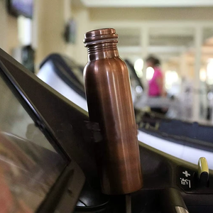 Bouteille d'eau en cuivre pur de qualité supérieure pour les bienfaits ayurvédiques quotidiens, anti-fuite, réutilisable, écologique, pour la salle de sport et les voyages - Product Image 1