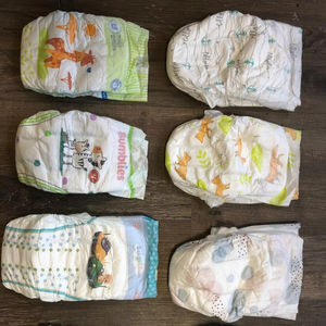 Cambiando con Facilidad con los Pañales Tipo Pantalón Pampers Talla 5, Paquete de 44, Cintura Suave y Flexible para Bebés Activos y Fáciles de Poner - Product Image 1