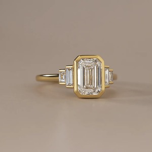 Bague Art Déco en Diamant de Laboratoire 3CT Émeraude avec Sertissage Bezel et Pierres Latérales Baguette - Product Image 3