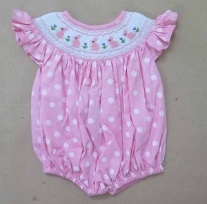 Tenue de printemps pour bébé en coton rose à pois, avec broderie smockée à la main (motifs bulles, lapin et floral) et manches à volants - Product Image 5