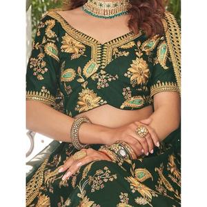 Impresionante ropa de boda de seda con arte bordado verde Lehenga Choli - Product Image 2