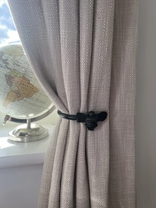 Sujetadores de cortinas con diseño de abeja y acabado dorado, perfectos para ventanas del hogar, añaden un toque decorativo mientras controlan la luz y la privacidad. - Product Image 4