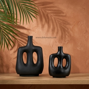 Vase Hoyo S noir mat en argile terracotta, abstrait, à double poignée, fait main, en céramique sculpturale, vente en gros - Product Image 6