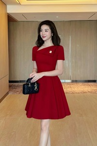 Vestido Premium Rojo con Hombros Descubiertos y Corte Evase para Mujer |   Vestido Alva con Encanto para Fiesta de Graduación |   LAVIEM - Product Image 2