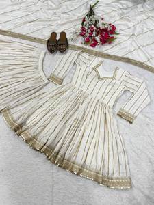 Nuevo Vestido de Fiesta de Diseño TENNECY para Bodas, en Seda Vichitra CP con Bordado Intenso y Lentejuelas de 5mm, Largo hasta el Tobillo, Reversible, Estilo Gujarati - Product Image 5
