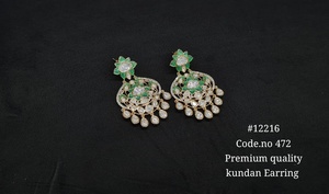 Pendientes Colgantes Kundan Verdes 12216, Pendientes Étnicos Florales de Latón Chapado en Oro, Pendientes Indios para Bodas y Fiestas para Mujeres - Product Image 5