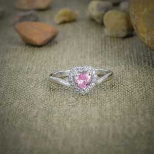 แหวนเงินแท้ 925 ประดับคุนไซต์สีชมพูธรรมชาติ ตกแต่งด้วยเพทายสีขาว งานแฮนด์เมด เครื่องประดับอัญมณีชั้นดี ของขวัญ - Product Image 1