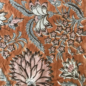 ผ้าฝ้ายพิมพ์ลายด้วยมือ – ลายดอกไม้คลาสสิก |   สีชมพูพาสเทลและสีฟ้าบนพื้นสีส้มสนิม |   สิ่งทอทำมือจากอินเดีย - Product Image 1