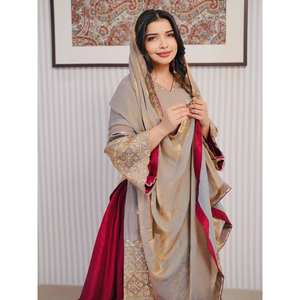 Ensemble de costume gris taille XL pour femme SRK Designer avec broderie de sequins - Product Image 3