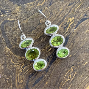 Boucles d'oreilles pendantes personnalisées en argent 925 avec péridot, trois pierres vertes multiformes, bijoux fantaisie - Product Image 2