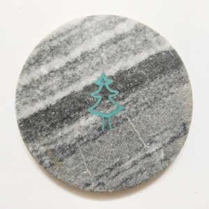 2025 Dessous de verre en marbre gris fabriqué à la main avec arbre de Noël gravé Design intemporel pour la maison et le bureau Tapis et tampons de protection des boissons - Product Image 1