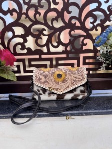Dernier design : Étui de téléphone en cuir sculpté à la main, élégant et polyvalent, en cuir de vachette, motif tournesol, portefeuilles pour femmes - Product Image 4