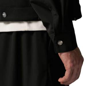 Veste technique zippée pour homme en noir avec un design moderne, tissu de haute qualité, détail de fermeture éclair élégant et coupe confortable - Product Image 3