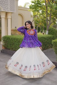 Lehenga Choli blanc de créateur en faux Georgette, longueur ras du sol, coupe trapèze, broderie, sequins miroir et travail de point de chaînette, pour Navratri 2026 - Product Image 3