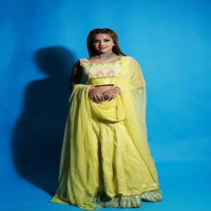 Lehenga Choli Amarillo de Lujo para Novia |   Con bordado de hilo fino y adornos de lentejuelas |   Vestido de Sangeet para Mujer, Ropa para Boda - Product Image 2