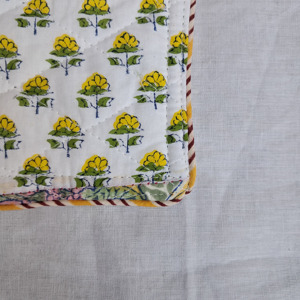 Sous-verres traditionnels personnalisés en tissu imprimé avec ourlet surpiqué, tapis matelassés en coton pour tasses à thé et café, ensemble de sous-verres pour table à thé - Product Image 3