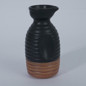 Carafe à saké traditionnelle en céramique de terre cuite noir mat, corps côtelé, bec verseur, anti-fuite, compatible lave-vaisselle, cadeau d'affaires japonais - Product Image 2