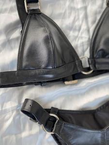 Conjunto de Bikini Push-Up de Cuero Negro Hecho a Mano con Cinturón, Lencería Femenina, Top Triangular y Braguita de Corte Alto, Regalo de Halloween para Ella - Product Image 4