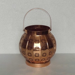 Lanterne à bougie en métal doré, forme sphérique, motif perforé découpé, poignée en fil métallique, décoration de centre de table - Product Image 6