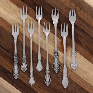 Fourchettes à dîner minimalistes en métal, acier inoxydable poli, pour une table élégante - Product Image 3