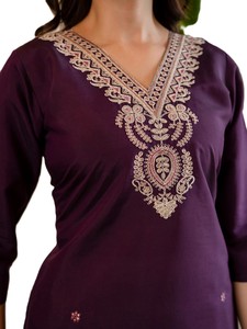 Kurta Morada de Seda/Rayón para Mujer, Marca RN, con Cuello Bordado, Corte Ajustado, Largo Regular, Estilo Tradicional Informal, India, Pakistán - Product Image 4