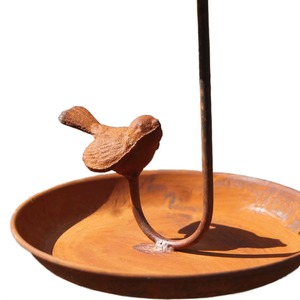 Le bain d'oiseaux en métal doré complète naturellement les jardins, les patios et les cours grâce à son aspect intemporel et élégant. - Product Image 4