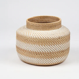 Ensemble de deux jardinières en rotin tressé à la main, présentant des motifs de tissage diagonaux subtils, disponibles à prix de gros. - Product Image 4
