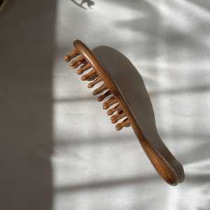 Peigne de massage en bois personnalisé à dents larges pour démêler les cheveux, peigne de toilettage avec logo gravé pour un usage cadeau - Product Image 5