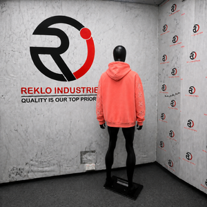 Sudadera con capucha premium de coral con cremallera y pedrería, estilo streetwear texturizado en relieve, con mangas con cristales multicolor incrustados. - Product Image 4