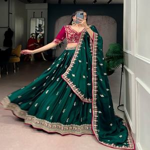 Ensemble Lehenga Choli en soie VASTRA COTTAGE avec broderie de paillettes et fils, double cancan, jupe ample, avec chemisier, tenue de mariée et de soirée - Product Image 6