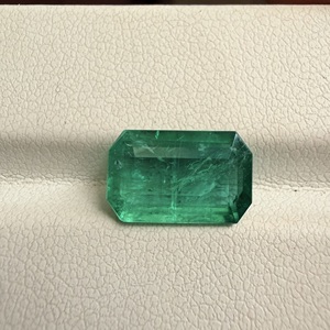 Émeraude Naturelle Zambienne 3,14 Carats Vert Vif Taille Échelle Pierre Précieuse Libre 11,8x7,5x4,5MM pour Fabrication de Bijoux Fins Vente en Gros - Product Image 5