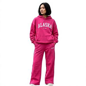 ชุดเซ็ตเสื้อฮู้ดดี้ลายกราฟิก ALASKA สีชมพูสดใส และกางเกงขายาวทรงหลวม สไตล์ลำลองสำหรับผู้หญิง - Product Image 1