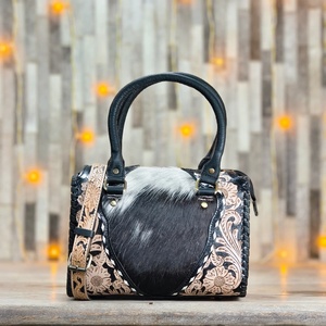 Nueva Bolsa de Hombro Portátil de Cuero Vacuno 100% Genuino, Hecha a Mano con Diseño Floral Tallado, Cierre de Cremallera y Forro de Algodón, Venta al Por Mayor - Product Image 1
